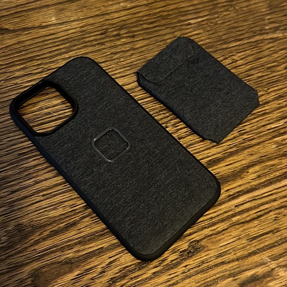 iPhone 13 phone case with magnetic card holder - Picture 4 of 4